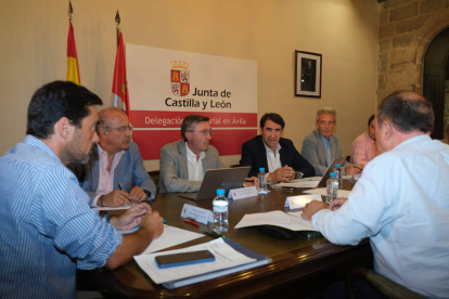 Quiñones ayer, en la reunión con los alcaldes de pueblos de Ávila que sufrieron grandes incendios.  JUNTA CYL