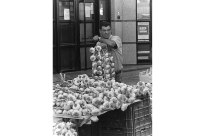 Un comerciante descansa a la espera de un comprador. NORBERTO