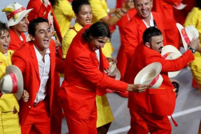 Los tenistas Nicolás Almagro y Rafael Nadal se divierten durante el desfile de la delegación española.