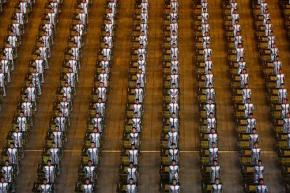 La primera actuación, un espectacular concierto de tambores, parte de la ceremonia dirigida por el cineasta chino Zhang Yimou.