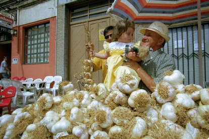 La feria del ajo del 2000, congregó a varias generaciones. ANA M. DIEZ