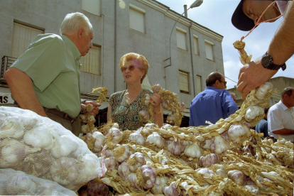 Clientes en la feria del ajo de Veguellina de Órbigo del año 2.000. ANA M. DIEZ