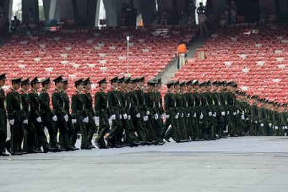 Tropas del ejército chino inspeccionan el Estadio Olímpico Nacional, también conocido como «El Nido», horas previas a la ceremonia de inauguración de los Juegos Olímpicos.