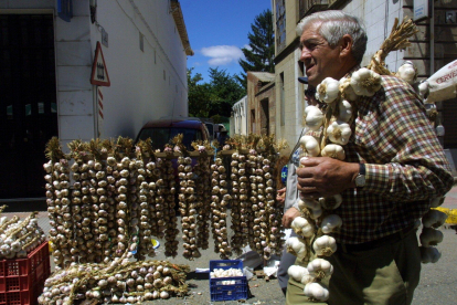 Un hombre carga una ristra en la feria del ajo de 2001. JESÚS F. SALVADORES