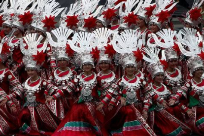 Un grupo encargado de animar al público que asiste a la ceremonio de apertura de los Juegos, momentos previos del acto principal.