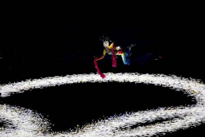 Otro de los momentos de la ceremonia de inauguración con la actuación de una artista «sobrevolando» los aros.