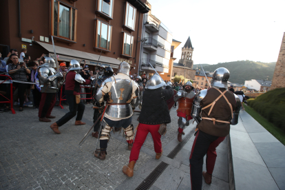 La Asociación Caballeros de Ulver ha recreado el famoso asedio de los irmandiños al Castillo de Ponferrada en 1467. Las puntas de las flechas eran de goma, las espadas romas, la pólvora de fogueo pero los insultos entre los combatientes sonaban de verdad: '¡Sois una rata, Conde!' gritaron los campesinos díscolos para empezar la pelea con la Casa de Lemos. ANA F. BARREDO