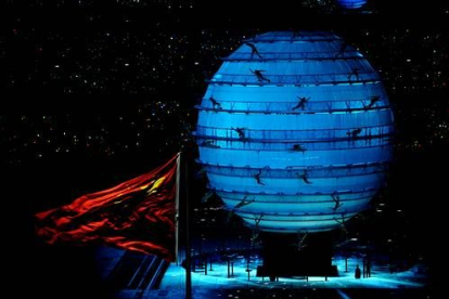 Un globo gigante, construído con nueve aros, ha tomado protagonismo durante buena parte de la ceremonia. Sobre él han actuado varios artistas.