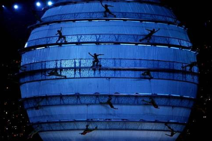 La gigantesca bola del mundo que representaba el lema de estos Juegos, «Un mundo, un sueño». La esfera de 16 toneladas surgió del suelo del estadio olímpico con 58 actores-equilibristas vestidos con trajes de luces corriendo por los nueve anillos que la componían, la mitad de ellos cabeza abajo.