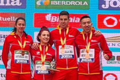 Sergio Alegre con sus compañeros y compañeras del relevo mixto con la medalla de bronce en el cuello. RFEA
