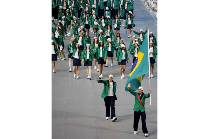 El atleta Robert Scheidt encabeza la delegación de Brasil durante el desfile de su país en la ceremonia de inauguración de los Juegos Olímpicos.