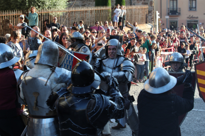 La Asociación Caballeros de Ulver ha recreado el famoso asedio de los irmandiños al Castillo de Ponferrada en 1467. Las puntas de las flechas eran de goma, las espadas romas, la pólvora de fogueo pero los insultos entre los combatientes sonaban de verdad: '¡Sois una rata, Conde!' gritaron los campesinos díscolos para empezar la pelea con la Casa de Lemos. ANA F. BARREDO