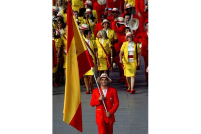 El piragüista David Cal encabeza la delegación de España durante el desfile de la ceremonia de inauguración.