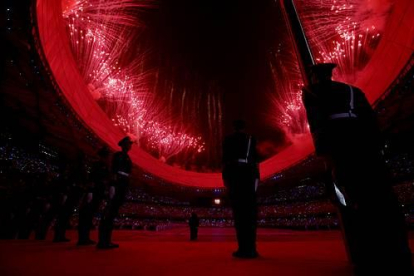 Soldados chinos durante la ceremonia de apertura en el Estadio Nacional, también conocido como el «nido de pájaro», en la ciudad de Pekín.