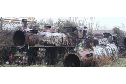 Estado en el que se encuentra parte de las nueve locomotoras abandonadas en una vía muerta de Ponferrada.