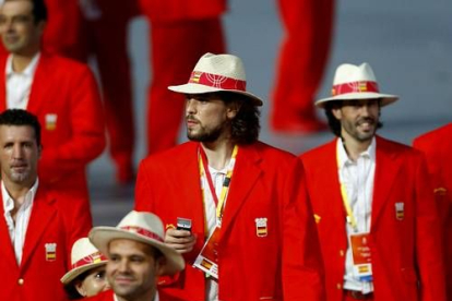 El jugador de baloncesto Pau Gasol desfila con la delegación española.