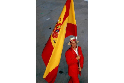 David Cal, orgulloso y concentrado, porta la bandera española encabezando a la delegación española en el desfile inaugural de estos Juegos Olímpicos.