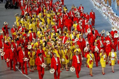 La delegación española, con su abanderado el gallego David Cal, ha llenado de color el Estadio Nacional de Pekín.