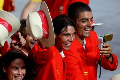 Virginia Ruano, Rafael Nadal y Javier Hernández sonríen durante el desfile