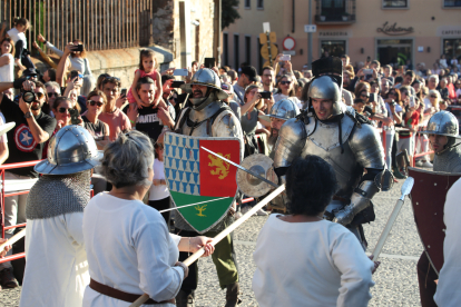 La Asociación Caballeros de Ulver ha recreado el famoso asedio de los irmandiños al Castillo de Ponferrada en 1467. Las puntas de las flechas eran de goma, las espadas romas, la pólvora de fogueo pero los insultos entre los combatientes sonaban de verdad: '¡Sois una rata, Conde!' gritaron los campesinos díscolos para empezar la pelea con la Casa de Lemos. ANA F. BARREDO