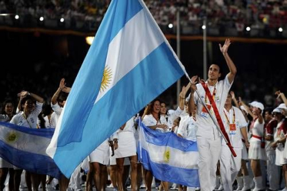 Emanuel Ginobili encabeza, como abanderado, el desfile de los deportistas argentinos.