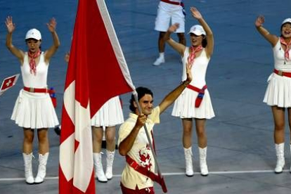 El tenista Roger Federer, abanderado de Suiza.