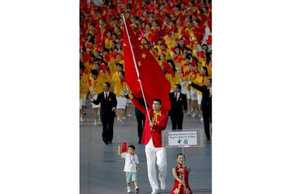 El jugador de baloncesto Yao Ming,abanderado de China,encabeza su delegación en el desfile de la ceremonia de inauguración de los Juegos Olímpicos.