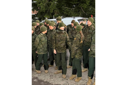 La princesa de Asturias Leonor de Borbón junto a sus compañeros cadetes de la Academia General Militar de Zaragoza, durante sus ejercicios de montaña en el Pirineo aragonés. JAVIER CEBOLLADA