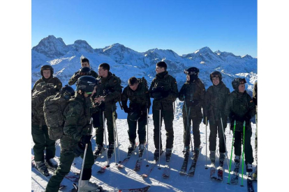 La princesa de Asturias Leonor de Borbón junto a sus compañeros cadetes de la Academia General Militar de Zaragoza, durante sus ejercicios de montaña en el Pirineo aragonés. JAVIER CEBOLLADA