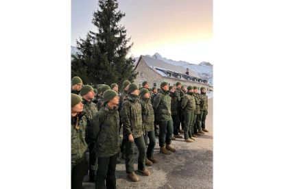 La princesa de Asturias Leonor de Borbón junto a sus compañeros cadetes de la Academia General Militar de Zaragoza, durante sus ejercicios de montaña en el Pirineo aragonés. JAVIER CEBOLLADA