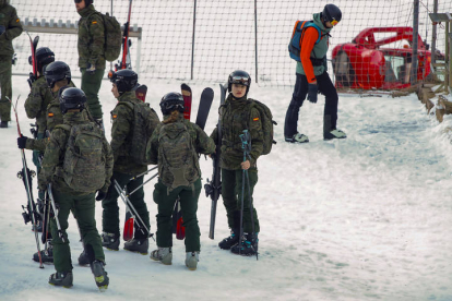 La princesa de Asturias Leonor de Borbón junto a sus compañeros cadetes de la Academia General Militar de Zaragoza, durante sus ejercicios de montaña en el Pirineo aragonés. JAVIER CEBOLLADA