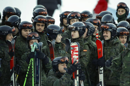 La princesa de Asturias Leonor de Borbón junto a sus compañeros cadetes de la Academia General Militar de Zaragoza, durante sus ejercicios de montaña en el Pirineo aragonés. JAVIER CEBOLLADA