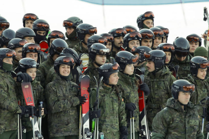 La princesa de Asturias Leonor de Borbón junto a sus compañeros cadetes de la Academia General Militar de Zaragoza, durante sus ejercicios de montaña en el Pirineo aragonés. JAVIER CEBOLLADA