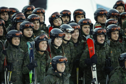 La princesa de Asturias Leonor de Borbón junto a sus compañeros cadetes de la Academia General Militar de Zaragoza, durante sus ejercicios de montaña en el Pirineo aragonés. JAVIER CEBOLLADA