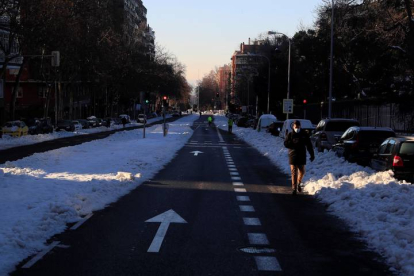 Varias personas caminan por la calle Menéndez Pelayo de Madrid esta mañana. ALVARADO