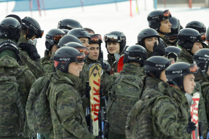 La princesa de Asturias Leonor de Borbón junto a sus compañeros cadetes de la Academia General Militar de Zaragoza, durante sus ejercicios de montaña en el Pirineo aragonés. JAVIER CEBOLLADA