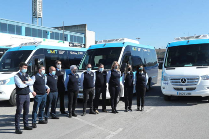 La plantilla de la nueva flota de autobuses que ayer se presentaba ante el estadio del Toralín. L. DE LA MATA