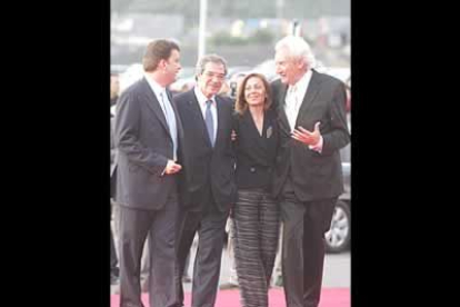 El alcalde de la ciudad, Carlos López Riesco, junto a Cesar Alierta, la esposa de éste y Luis del Olmo.