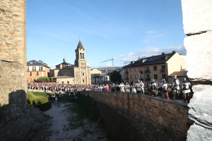 La Asociación Caballeros de Ulver ha recreado el famoso asedio de los irmandiños al Castillo de Ponferrada en 1467. Las puntas de las flechas eran de goma, las espadas romas, la pólvora de fogueo pero los insultos entre los combatientes sonaban de verdad: '¡Sois una rata, Conde!' gritaron los campesinos díscolos para empezar la pelea con la Casa de Lemos. ANA F. BARREDO