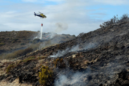 Helicóptero de la Junta actuando en el último incendio en el Camino de Santiago. ANA F. BARREDO