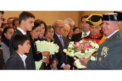 Los hijos y la mujer de Conejo reciben un ramo de flores entregado por el general de Brigada JoséŽ Manuel D’ez Cubelos