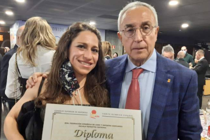 Sara Terán con Alejandro Blanco posa con el diploma que la acredita como cinturón rojo y blanco 6º DAN. DL