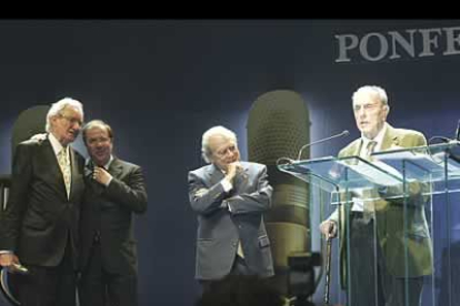 Momento en el que el senador popular Manuel Fraga ofrece su discurso.