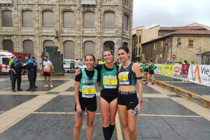 Blanca Fernández, ganadora de la prueba femenina, abraza a Esther Ramos y Alicia Álvarez, segunda y tercera clasificadas respectivamente. M. Á. TRANCA