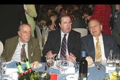 Juan Vicente Herrera, en el centro, compartió mantel con Manuel Fraga y con Jordi Pujol.