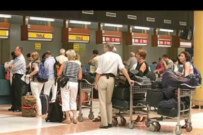 Turistas extranjeros tuvieron que hacer cola en la terminal del aeropuerto internacional de Phuket. Cerca de 4.000 turistas y lugareños tuvieron que ser evacuados.