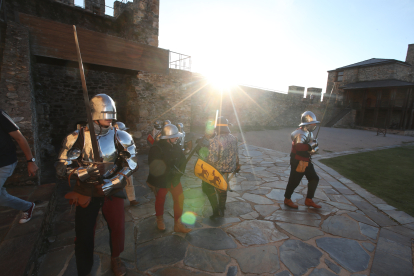 La Asociación Caballeros de Ulver ha recreado el famoso asedio de los irmandiños al Castillo de Ponferrada en 1467. Las puntas de las flechas eran de goma, las espadas romas, la pólvora de fogueo pero los insultos entre los combatientes sonaban de verdad: '¡Sois una rata, Conde!' gritaron los campesinos díscolos para empezar la pelea con la Casa de Lemos. ANA F. BARREDO