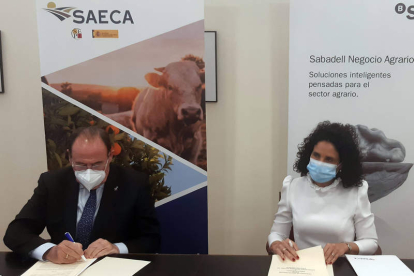 Pablo Pombo (Saeca) y Belén Sánchez (Sabadell), en la firma. DL