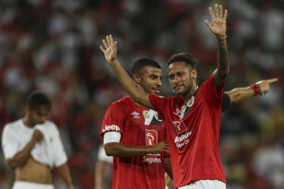 Neymar celebra con Rafinha un gol en un partido disputado el miércoles en Río a beneficio del Chapecoense.