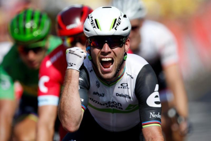 El ciclista británico Mark Cavendish del Dimension Data celebra su victoria en la sexta etapa de la 103ª edición del Tour de Francia que se disputa entre Arpajon-sur-Cére y Montauban, en Francia hoy, 7 de julio de 2016.
